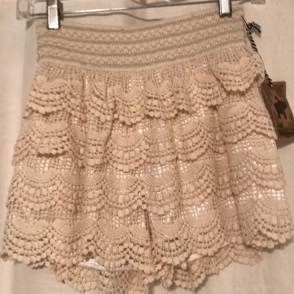 Cream lace shorts - Picture 1 of 3
